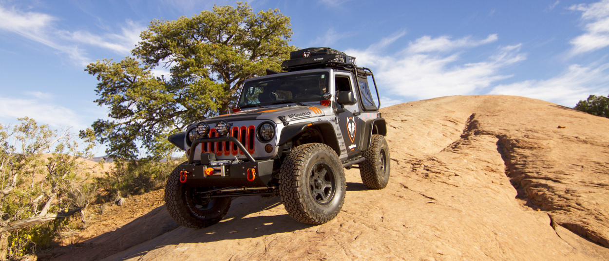 CURT rooftop cargo carrier on offroad Jeep Wrangler CURT rooftop cargo carrier on offroad Jeep Wrangler