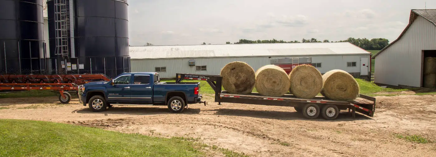 Farm Truck Towing Flatbed Gooseneck Trailer Farm Truck Towing Flatbed Gooseneck Trailer