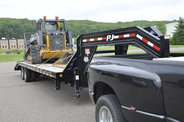 Gooseneck Flatbed Trailer with Skidsteer Gooseneck Flatbed Trailer with Skidsteer
