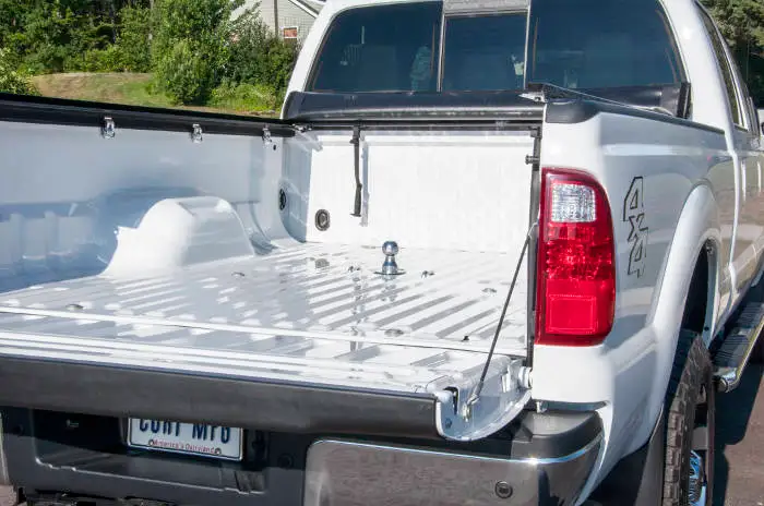 Gooseneck Hitch Installed in Truck Bed Gooseneck Hitch Installed in Truck Bed
