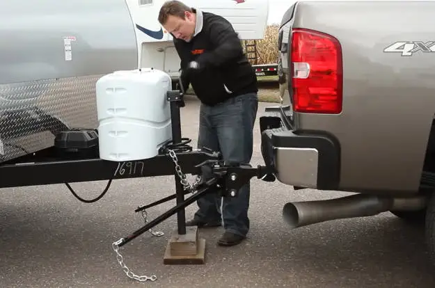 Raise Weight Distribution Connection with Trailer Jack Raise Weight Distribution Connection with Trailer Jack
