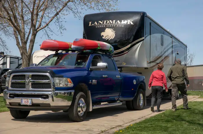 Truck Towing 5th Wheel RV Trailer Truck Towing 5th Wheel RV Trailer
