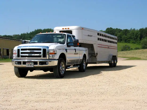 Truck Towing Gooseneck Horse Trailer Truck Towing Gooseneck Horse Trailer